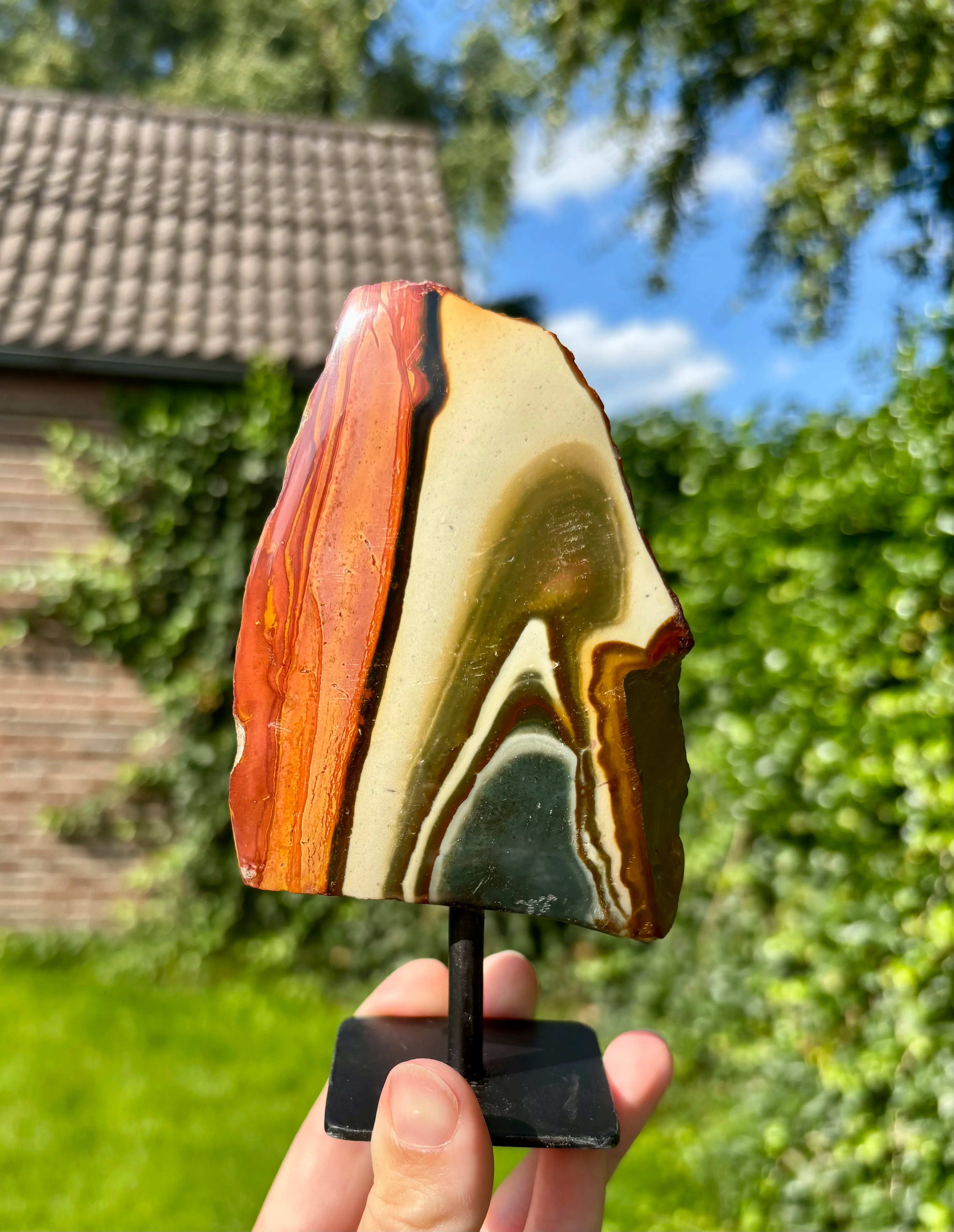 Polychroom Jaspis op standaard