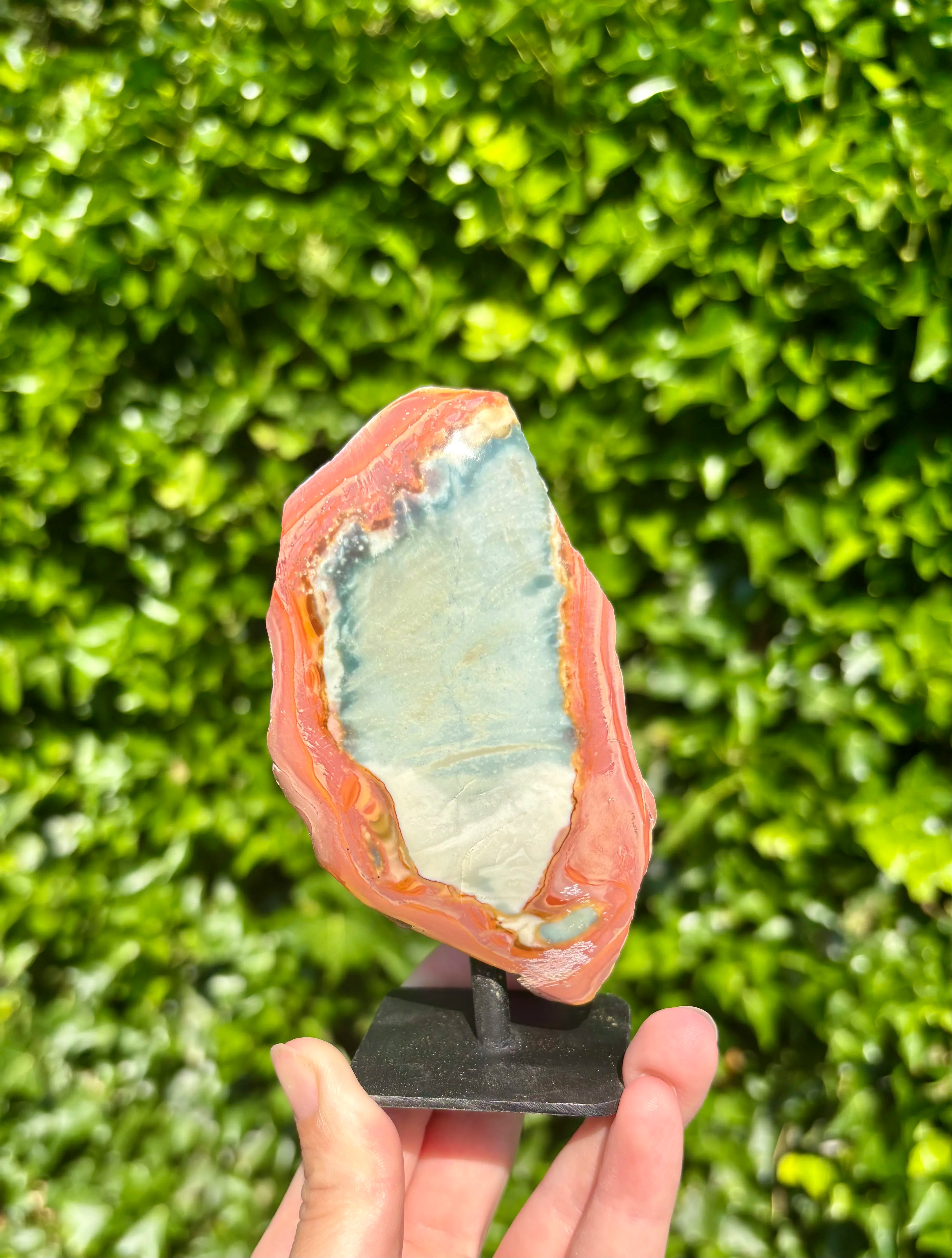 Polychroom Jaspis op standaard