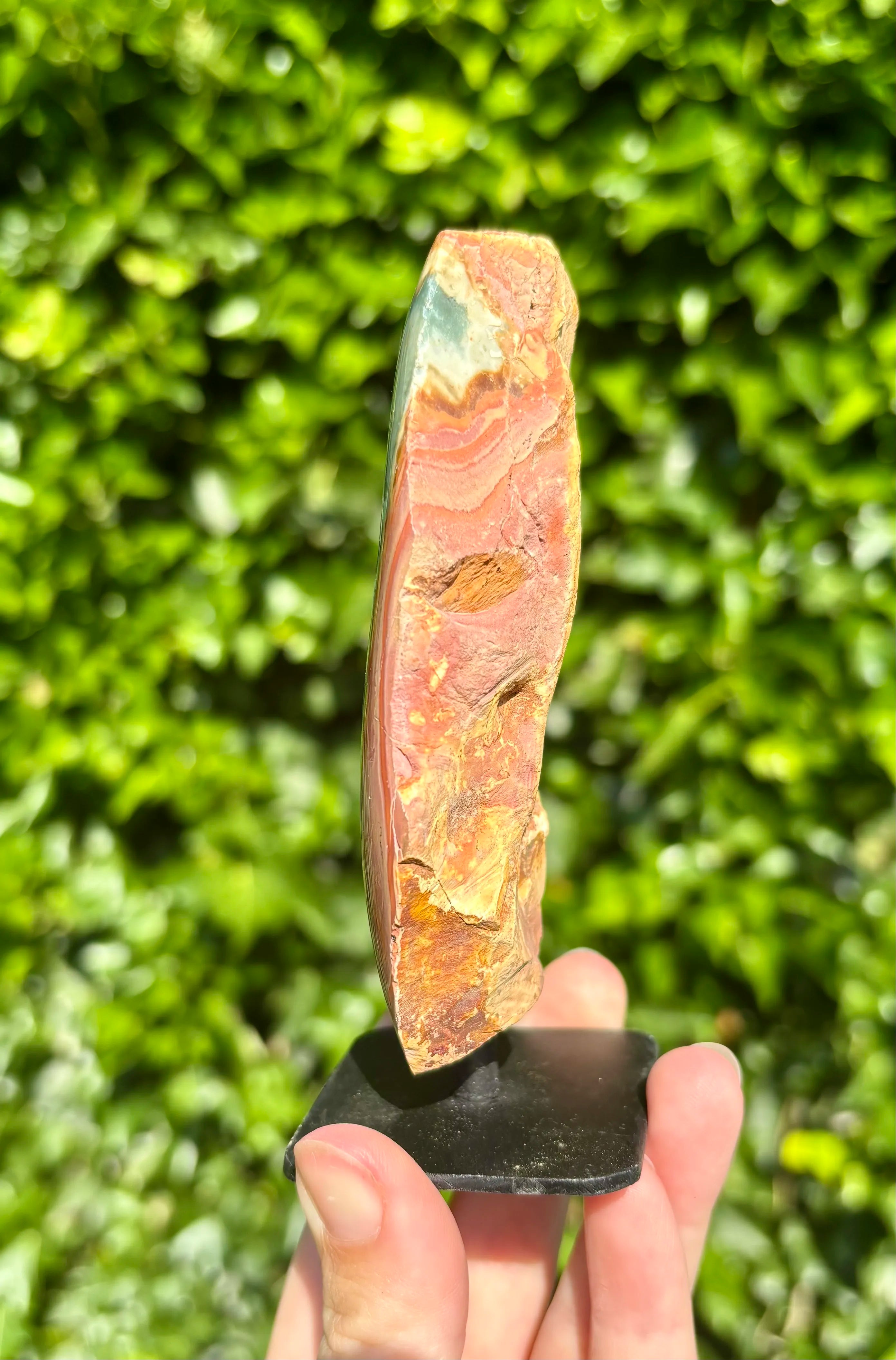 Polychroom Jaspis op standaard