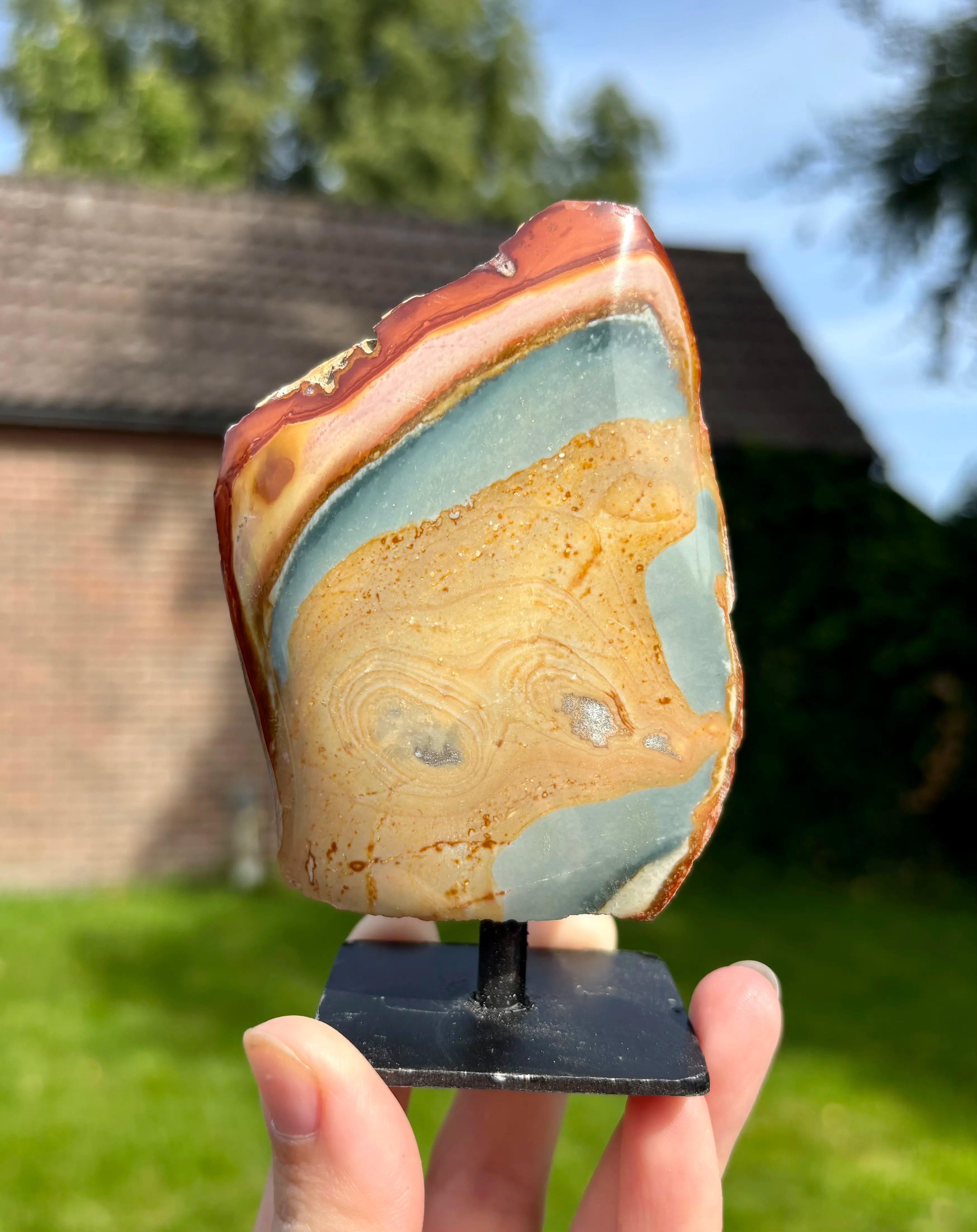 Polychroom jaspis op standaard