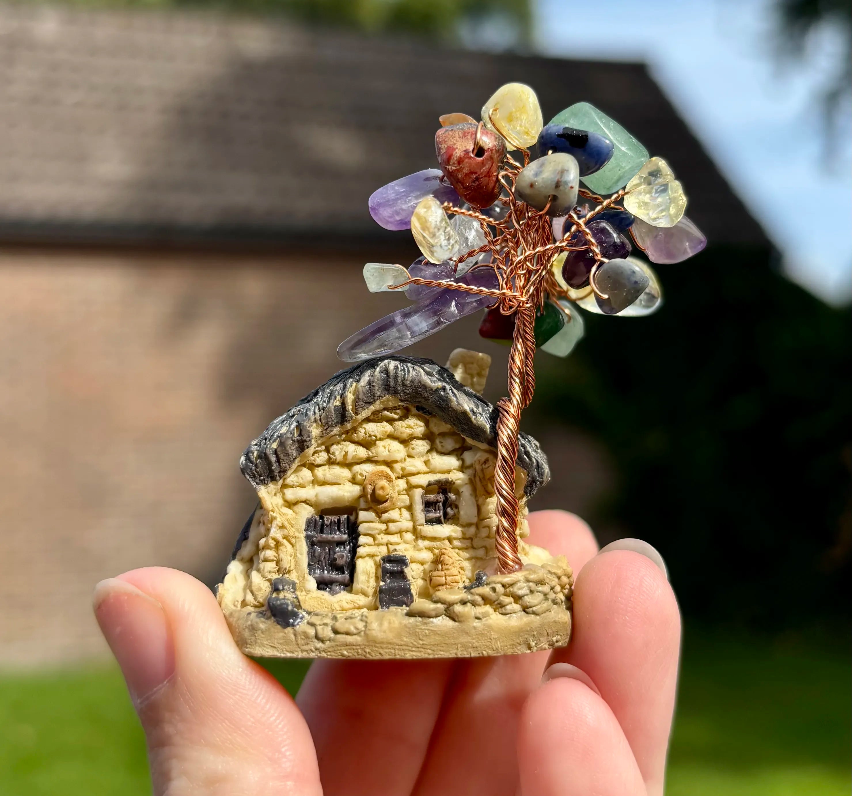 Huisje met chakra boom