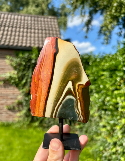 Polychroom Jaspis op standaard