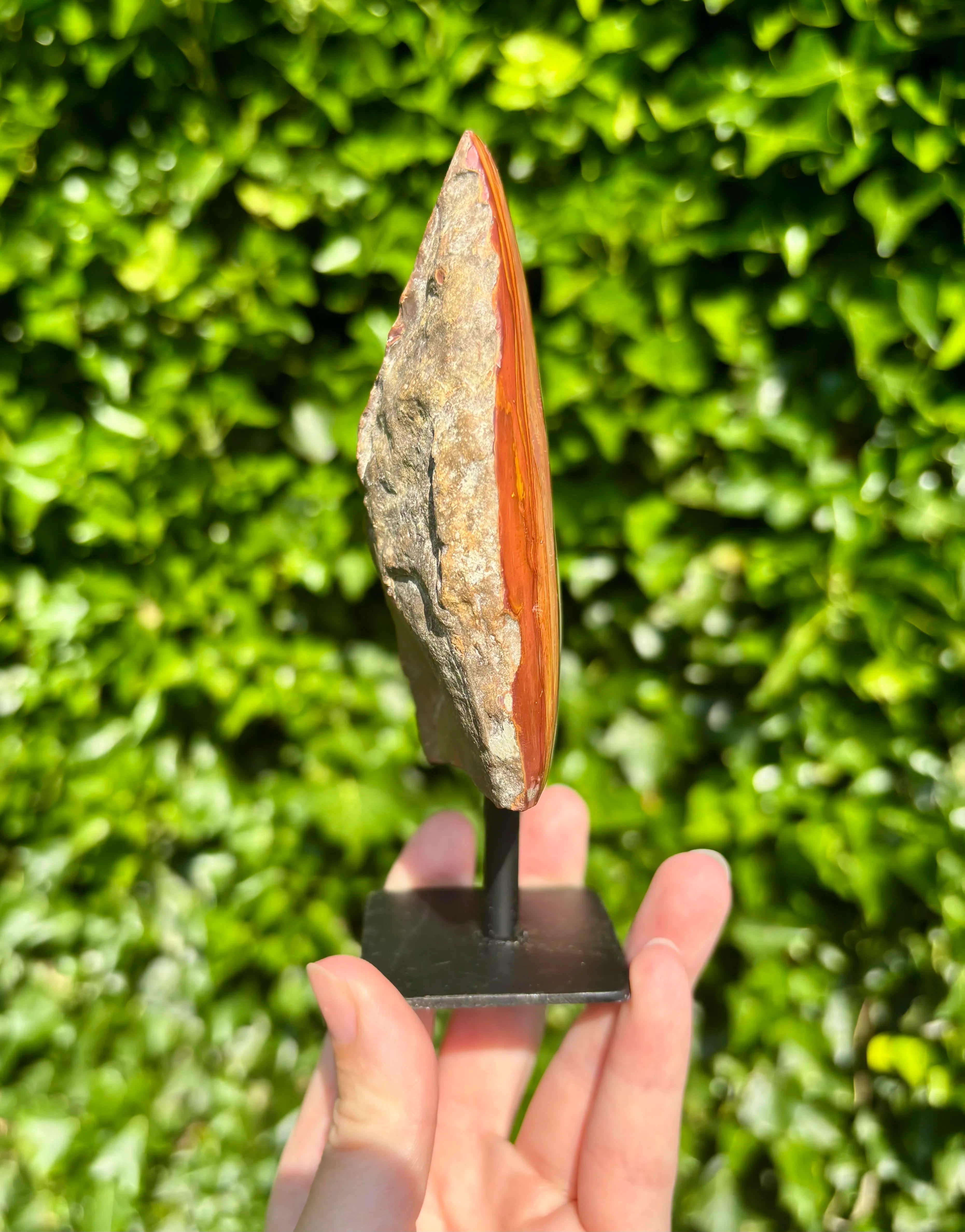 Polychroom Jaspis op standaard