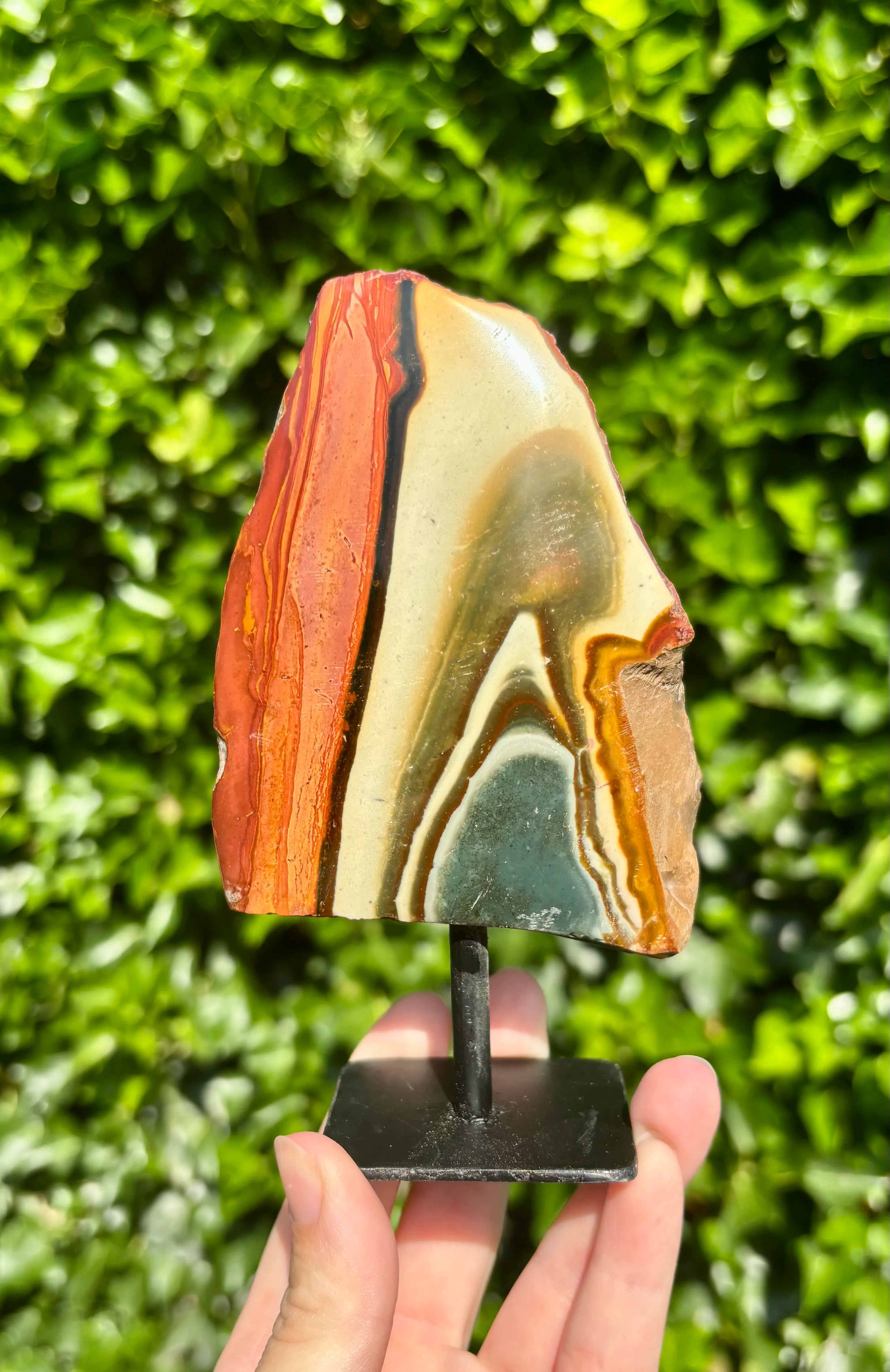 Polychroom Jaspis op standaard