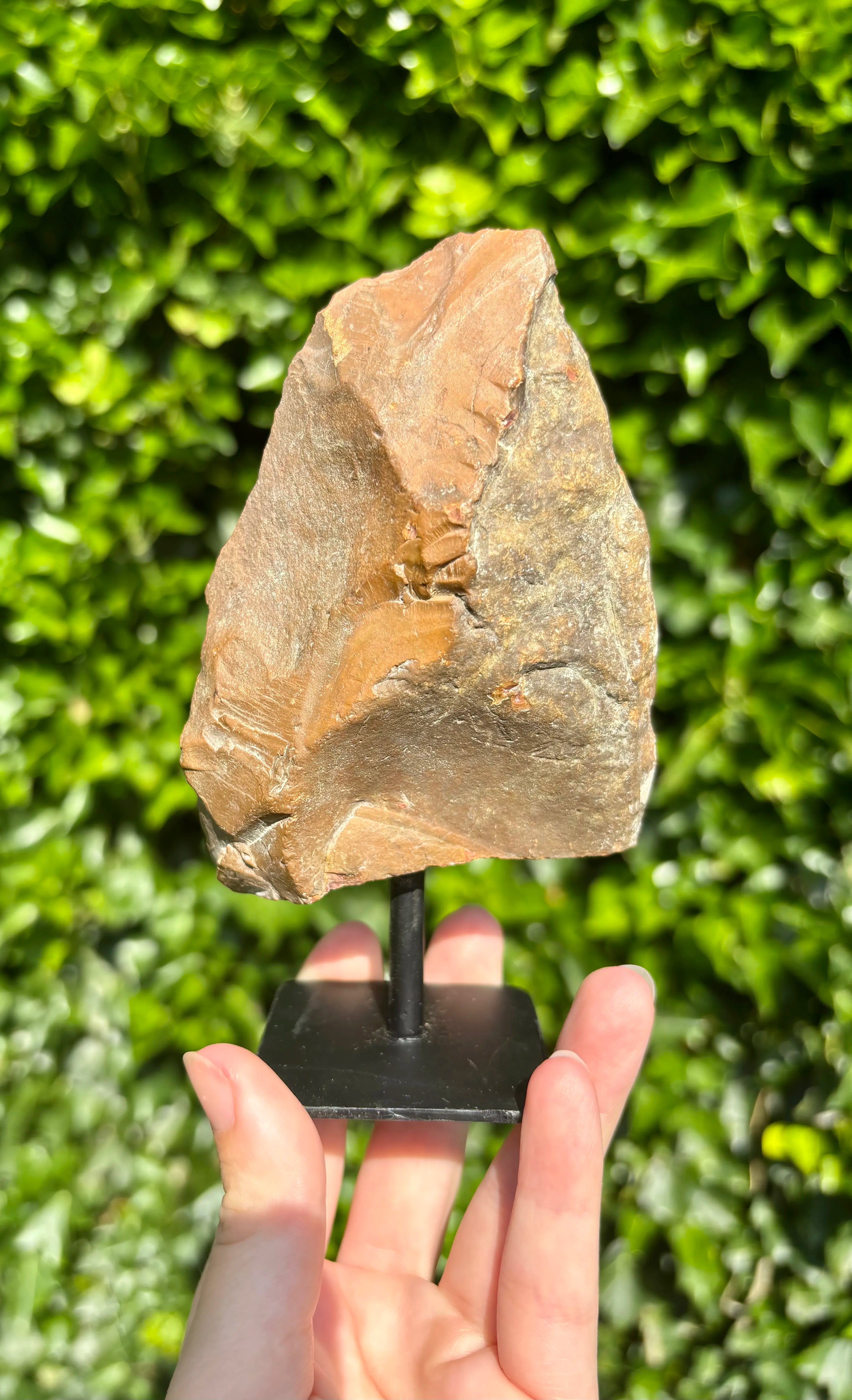 Polychroom Jaspis op standaard