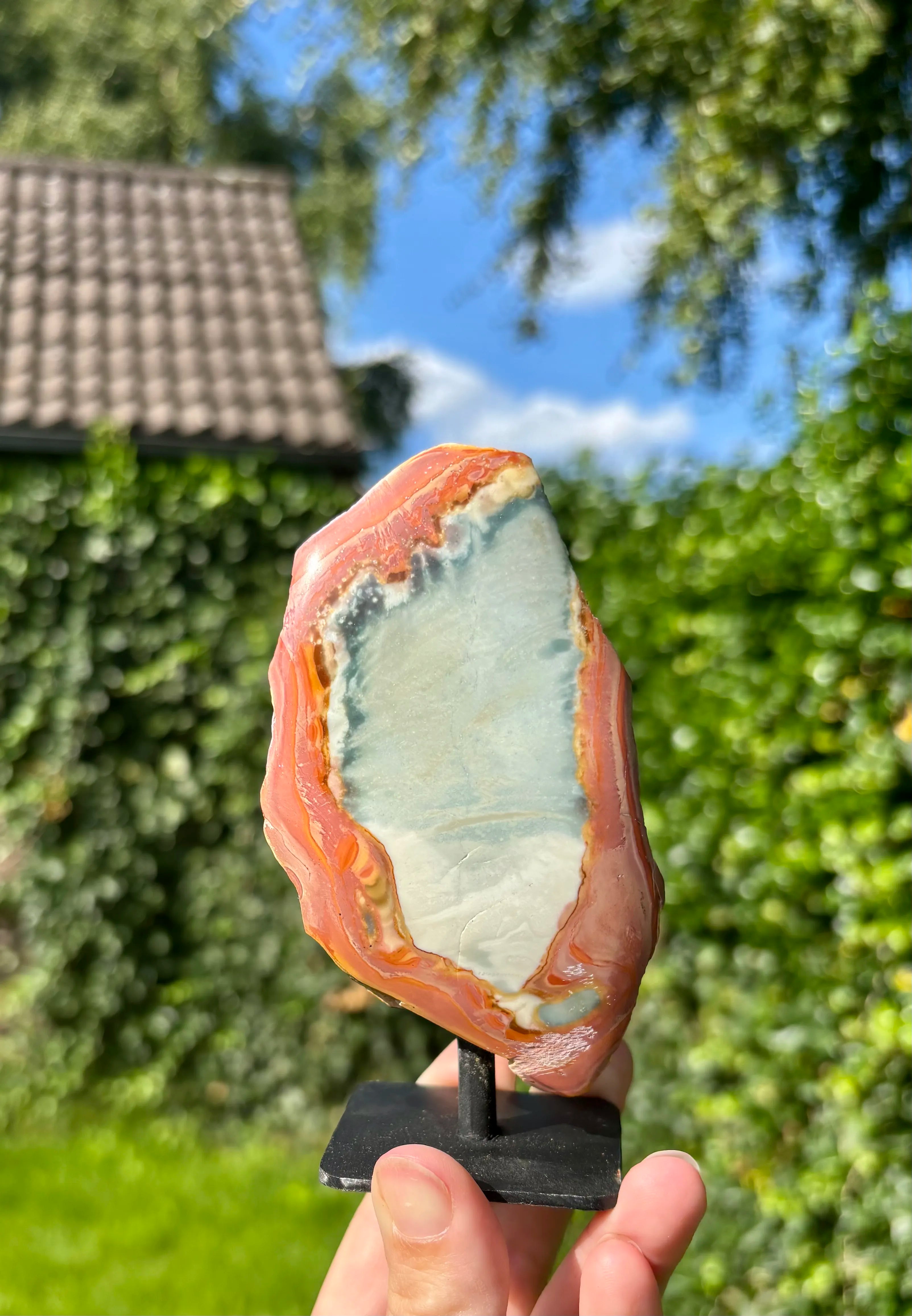 Polychroom Jaspis op standaard