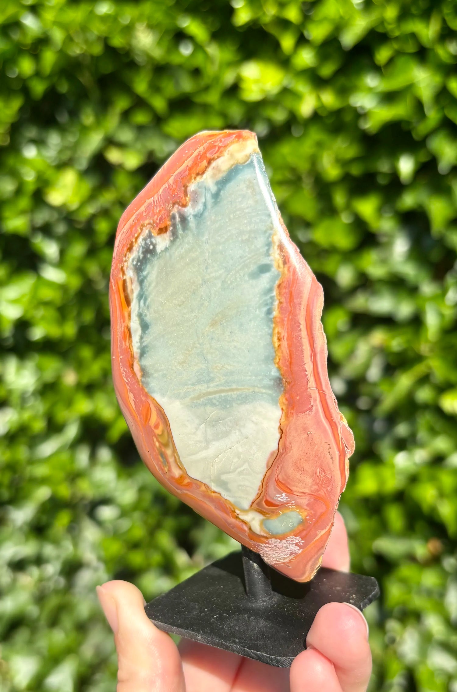 Polychroom Jaspis op standaard