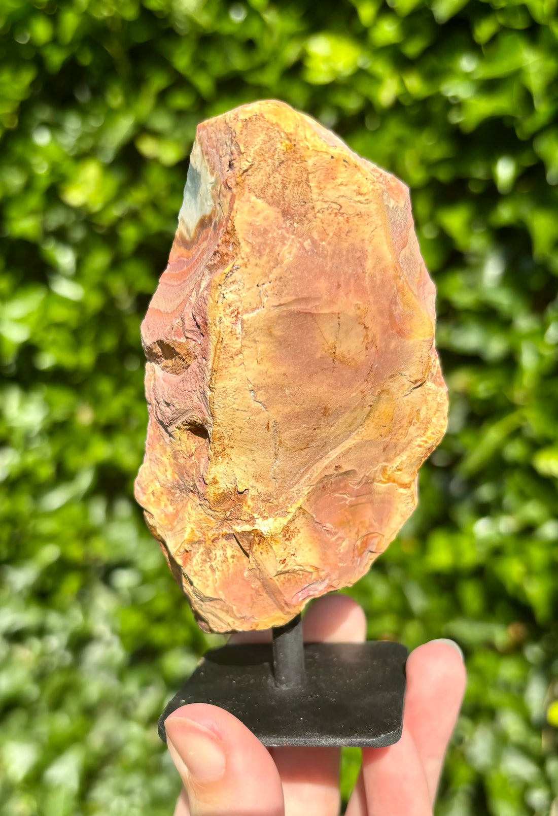 Polychroom Jaspis op standaard