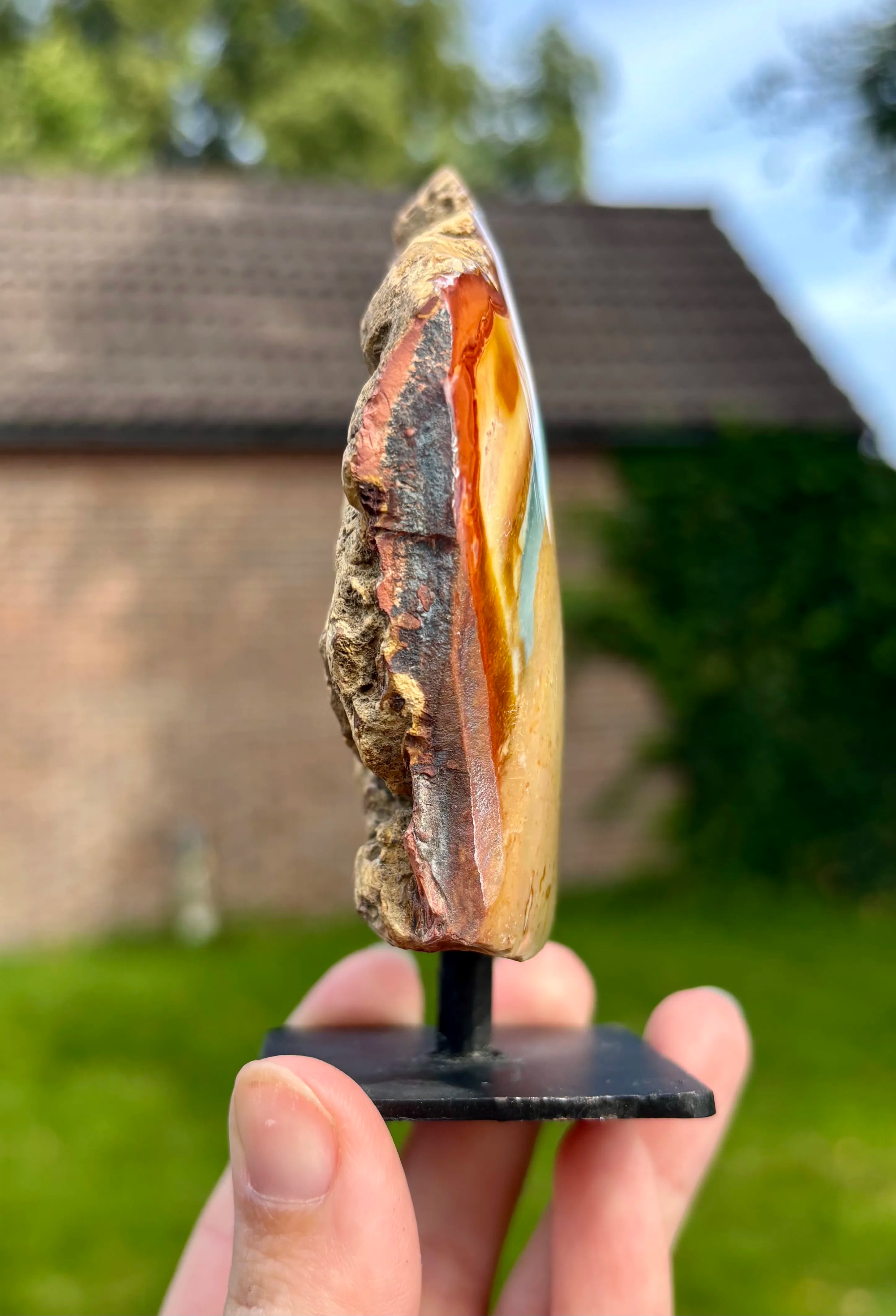 Polychroom jaspis op standaard