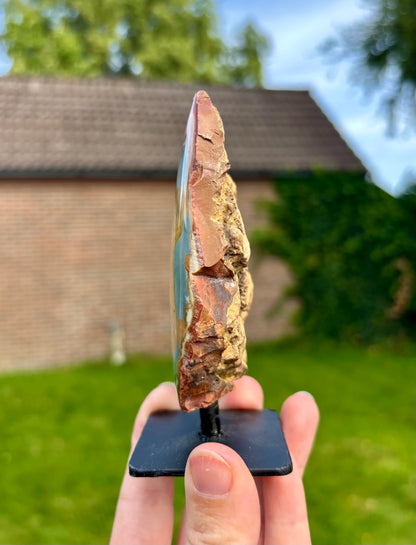 Polychroom jaspis op standaard