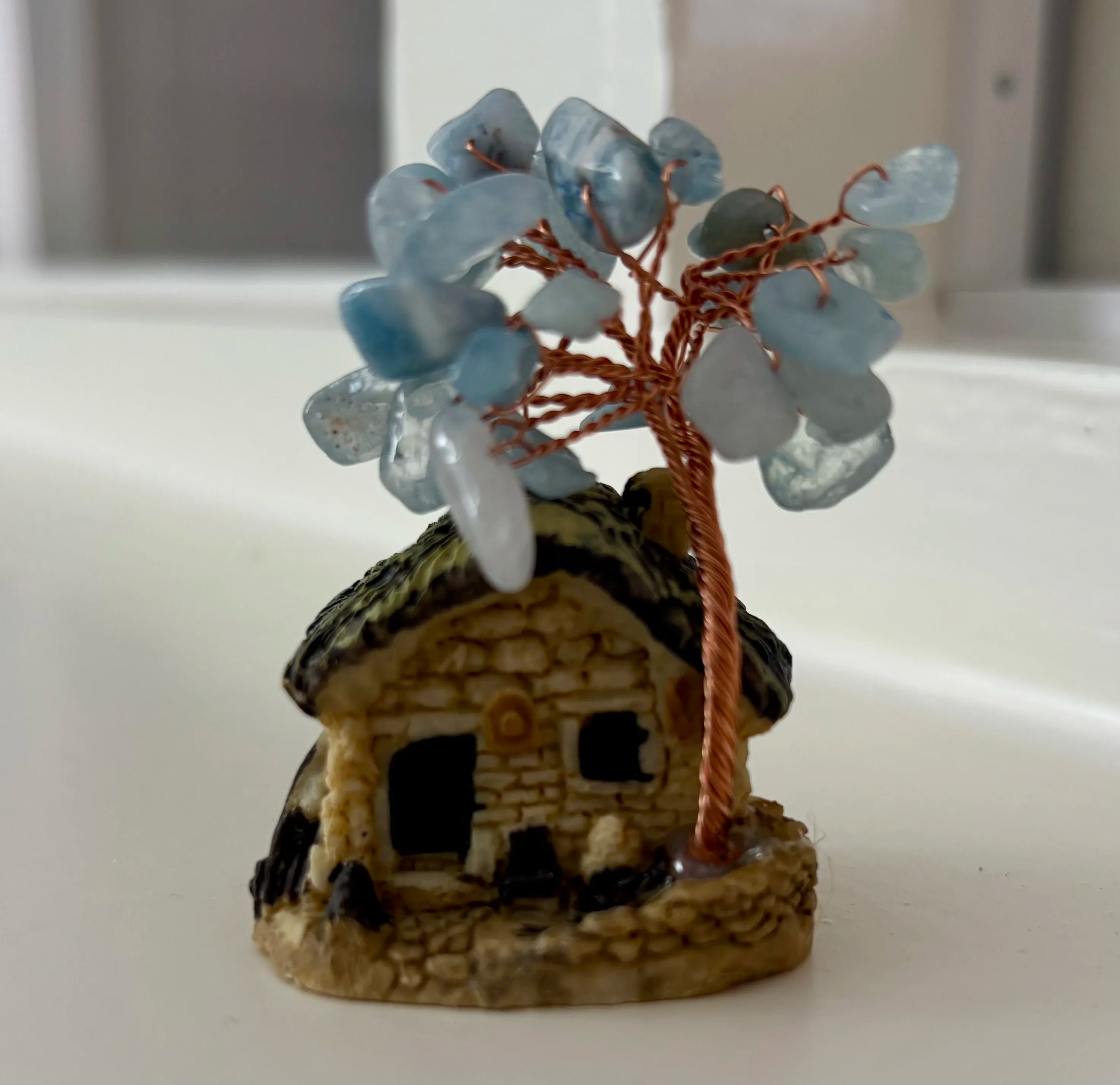 Huisje met aquamarijn boom