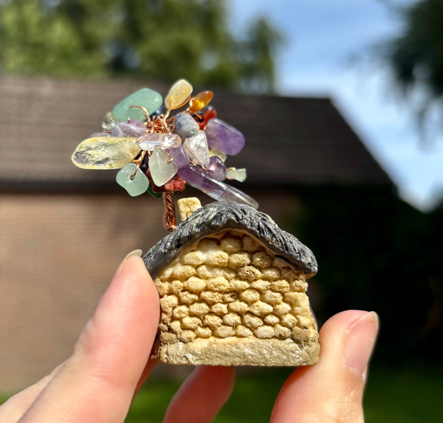 Huisje met chakra boom