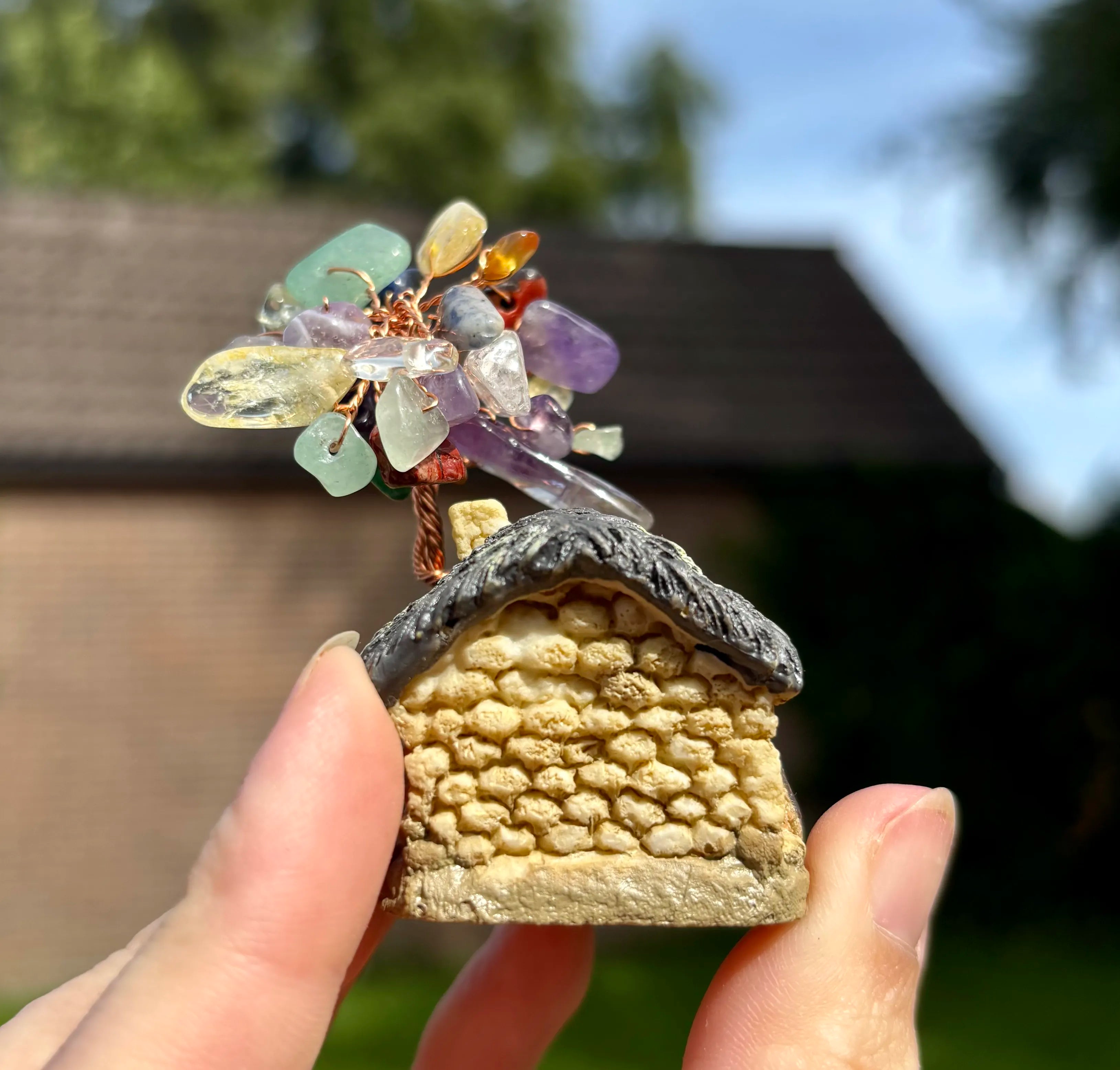 Huisje met chakra boom